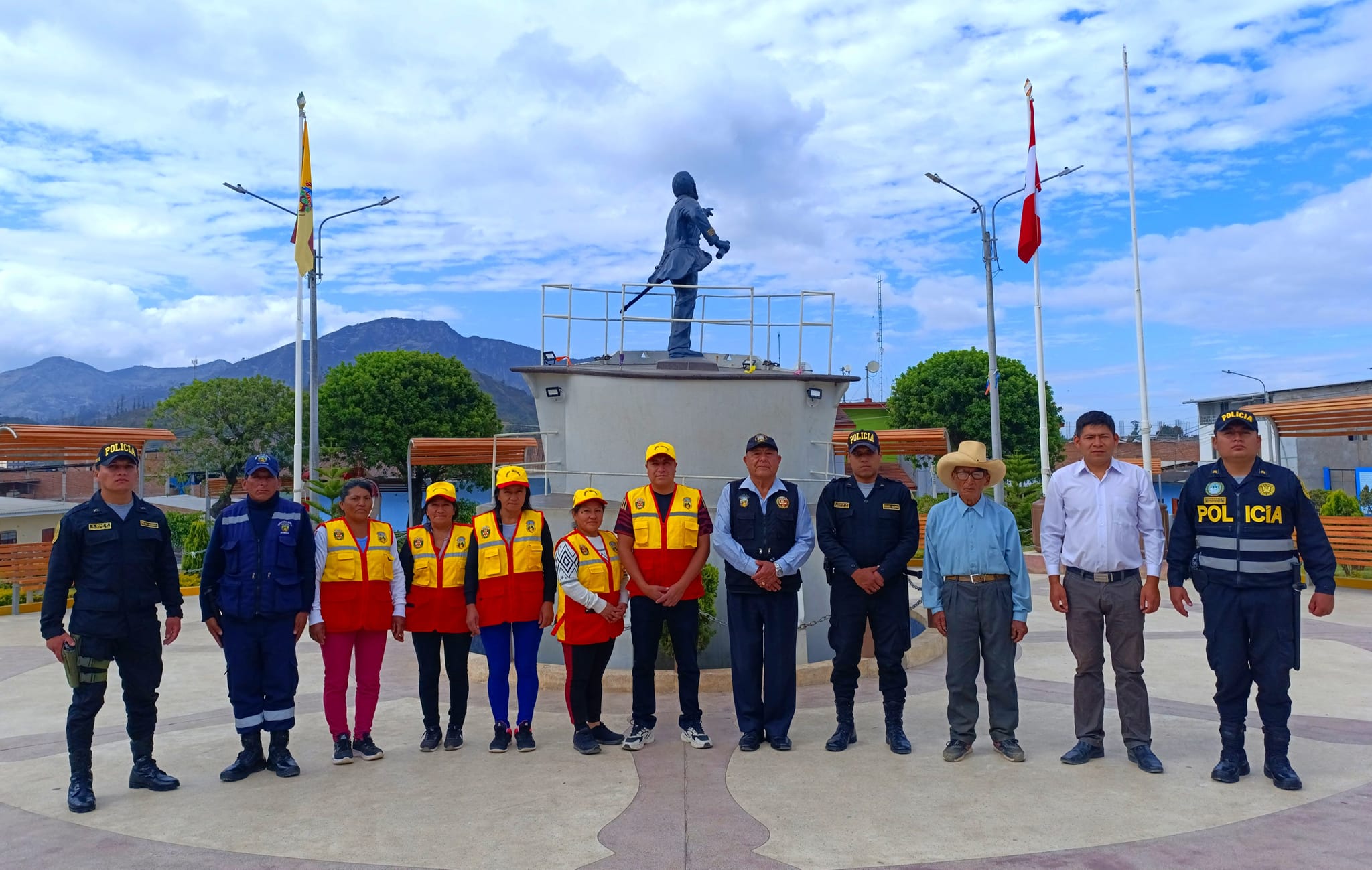 Con espíritu cívico Autoridades izaron el Pabellón Nacional y Bandera del Distrito