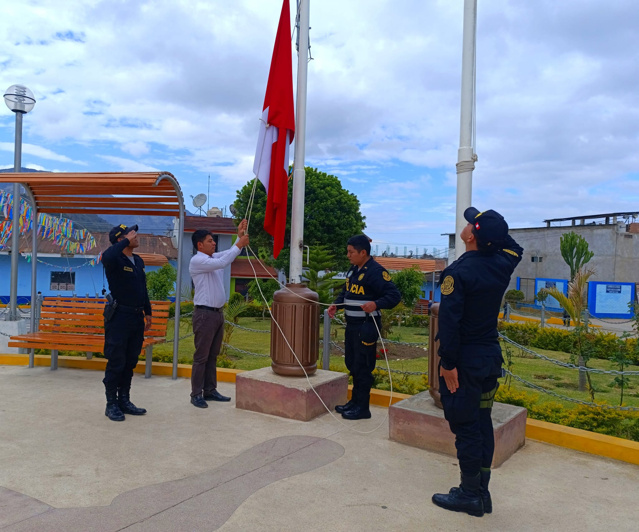 Con espíritu cívico Autoridades izaron el Pabellón Nacional y Bandera del Distrito