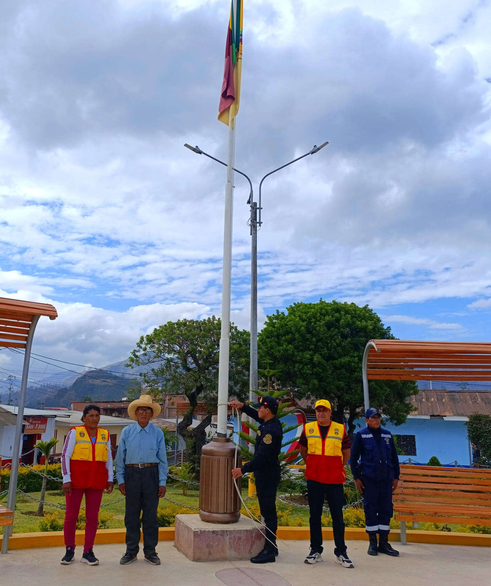 Con espíritu cívico Autoridades izaron el Pabellón Nacional y Bandera del Distrito