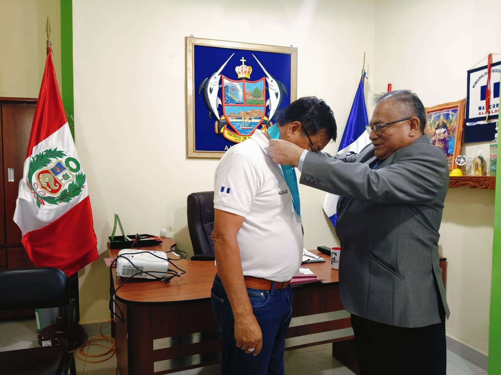 #MDMInforma| ALCALDE DE MÁNCORA RECIBE RECONOCIENTO POR FOMENTAR LA EDUCACIÓN EN NUESTRO DISTRITO. 👩‍🏫🧑‍🏫👩‍🎓🧑‍🎓