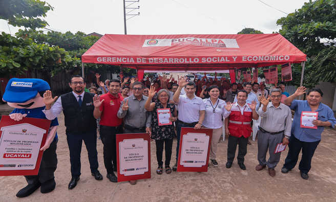 Familias de Yarinacochas en Ucayali y Contamana de Loreto reciben los títulos que añoraban desde hace más de 30 años.