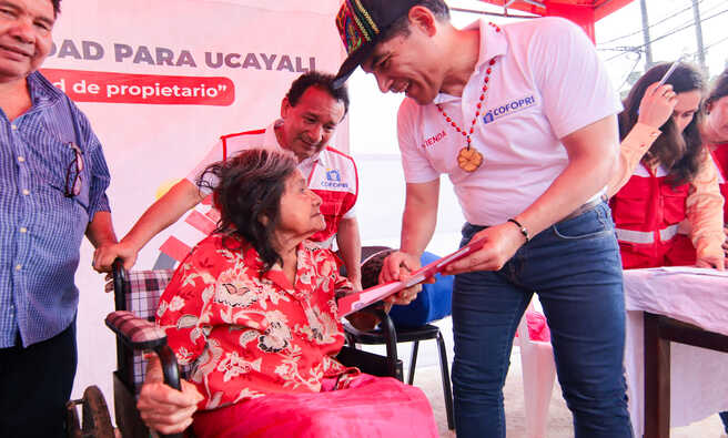 Familias de Yarinacochas en Ucayali y Contamana de Loreto reciben los títulos que añoraban desde hace más de 30 años.