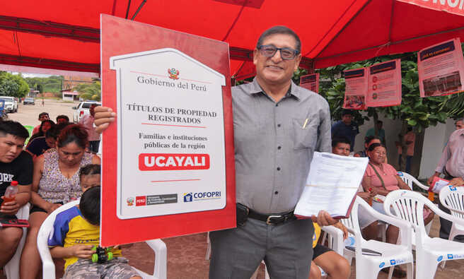 Familias de Yarinacochas en Ucayali y Contamana de Loreto reciben los títulos que añoraban desde hace más de 30 años.