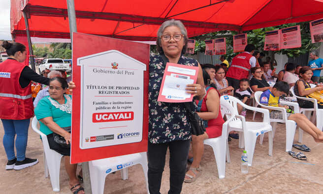 Familias de Yarinacochas en Ucayali y Contamana de Loreto reciben los títulos que añoraban desde hace más de 30 años.