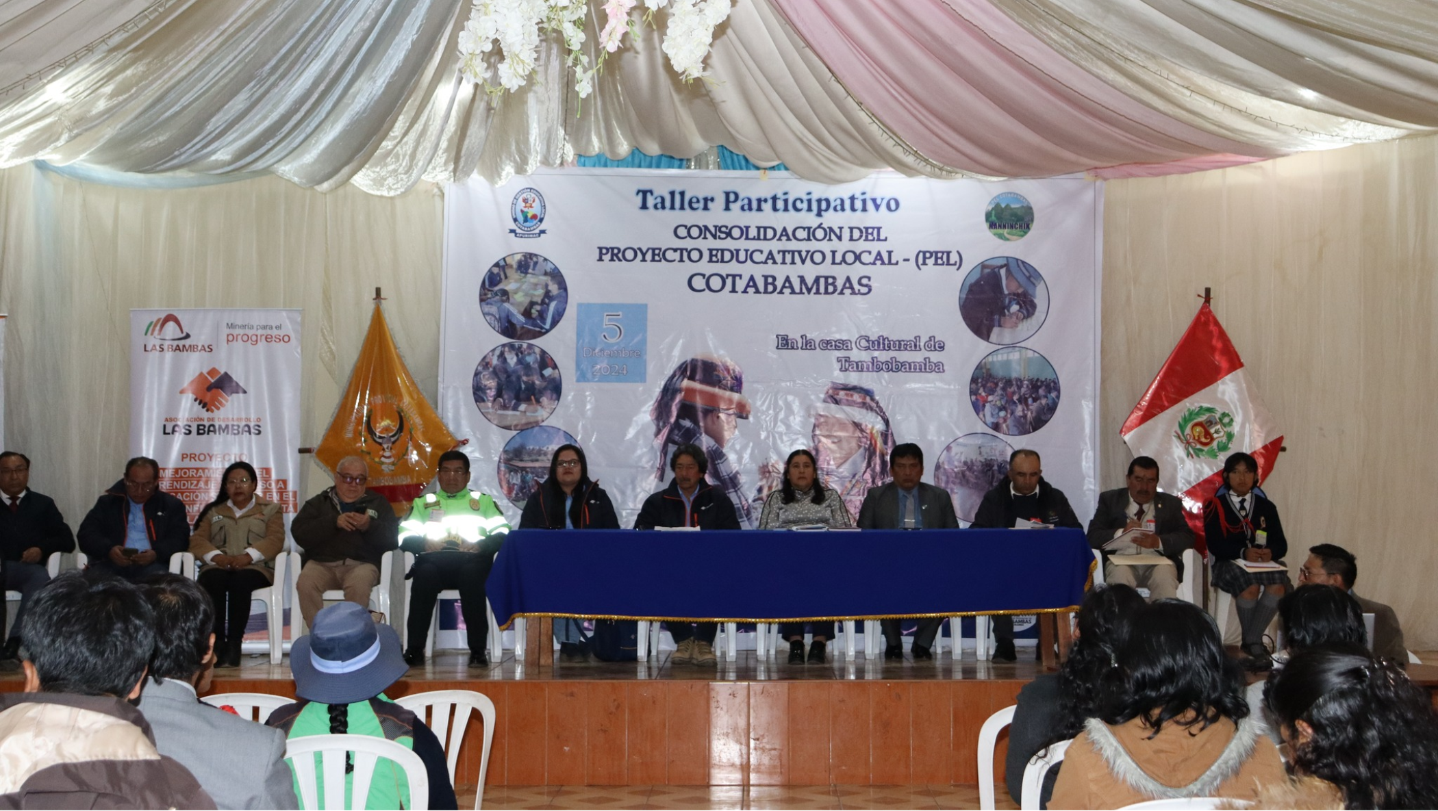 Podio principal, autoridades de los seis distritos de Cotabambas, representantes de Minera Las Bambas, la Policía Nacional del Perú, dirigentes del SUTEP y estudiante en el estrado principal.