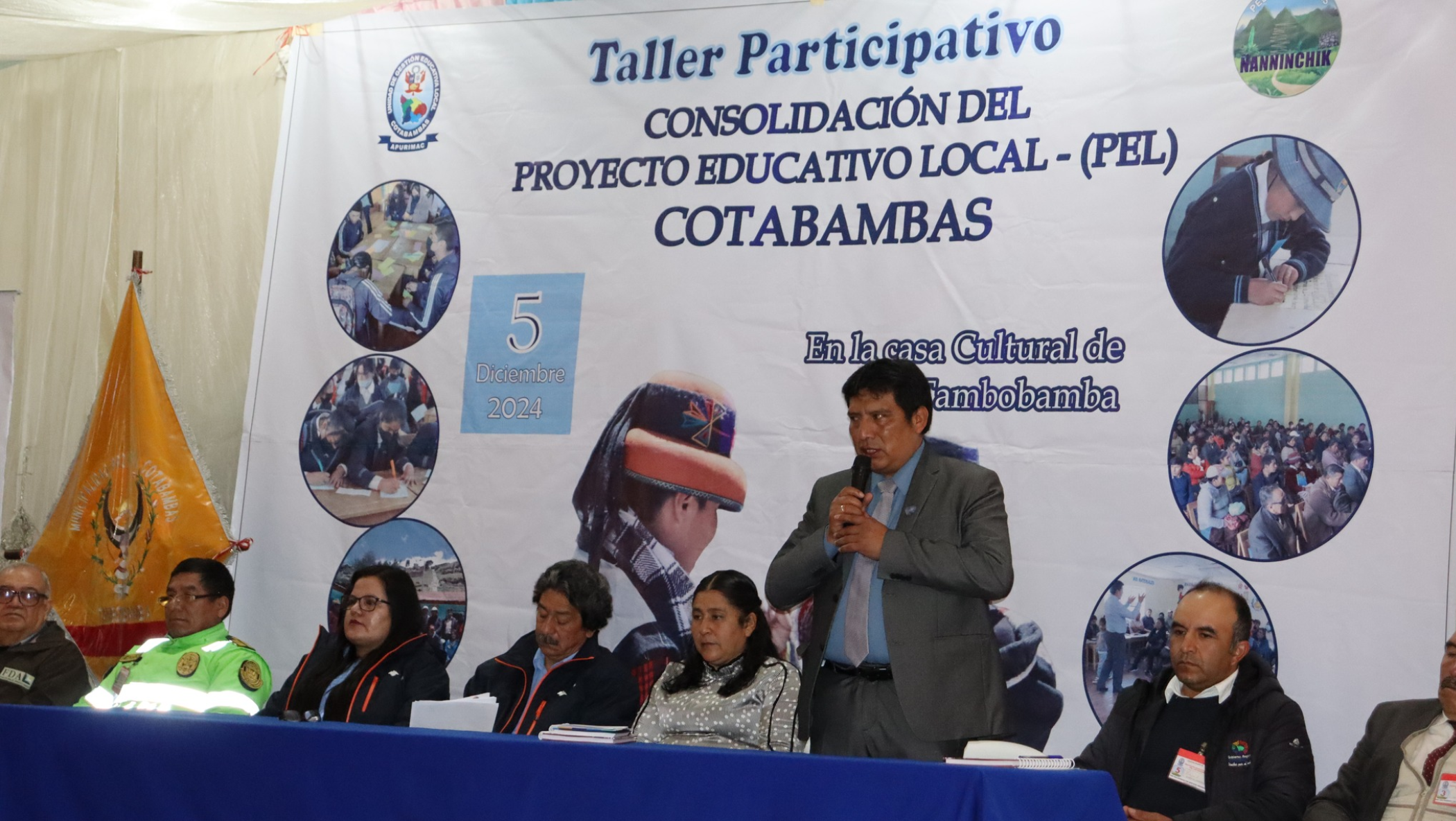 Prof. Omar Cárdenas Villegas, liderando el taller participativo para la consolidación del Proyecto Educativo Local (PEL) de la provincia.