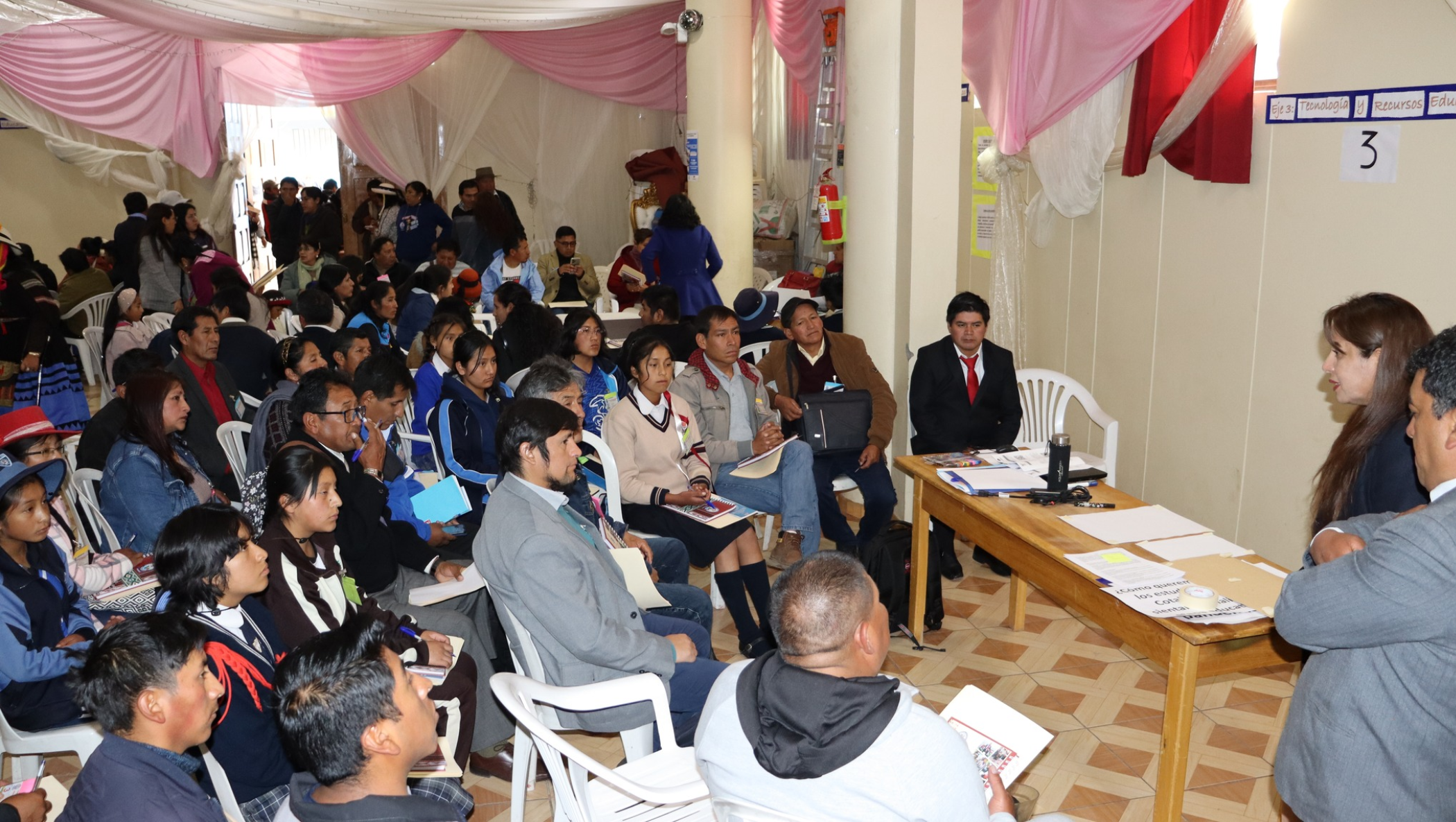 Trabajo en grupo, los asistentes construyendo una visión educativa compartida al 2036 y planteando objetivos estratégicos que reflejen las aspiraciones de la comunidad educativa.