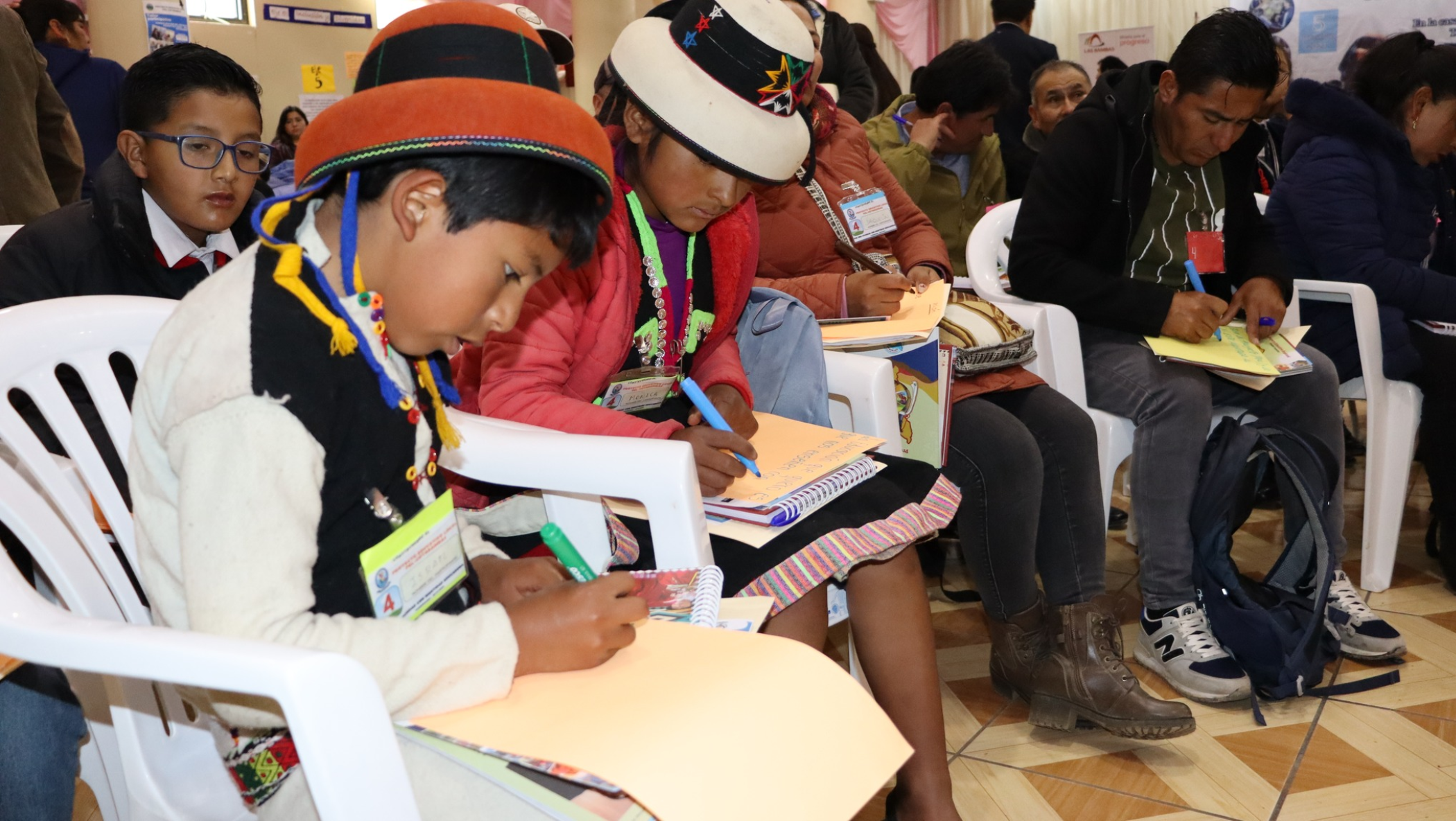 Alumnos Cotabambinos construyendo una visión educativa compartida.