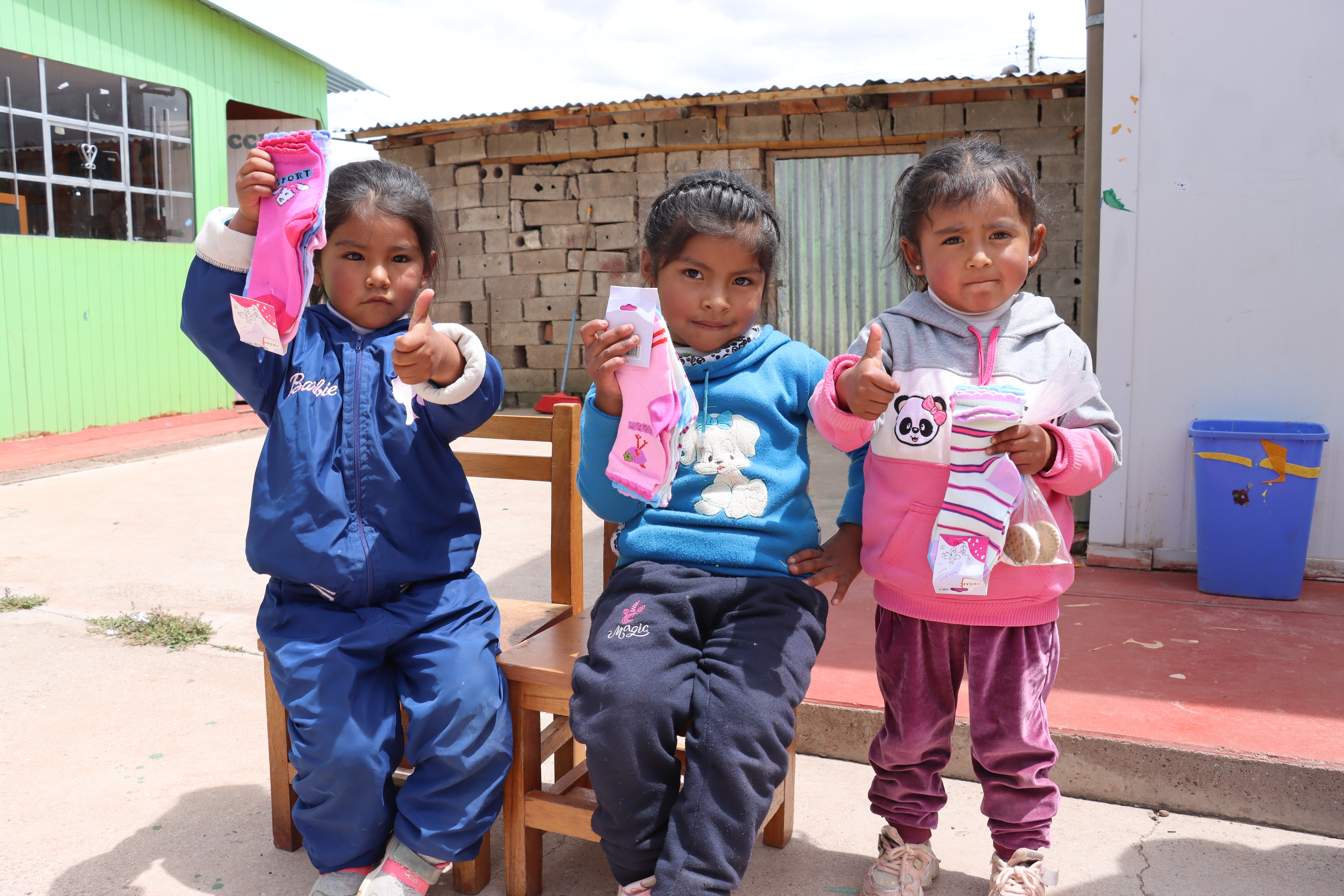 Niños alegres con la entrega de calcetines