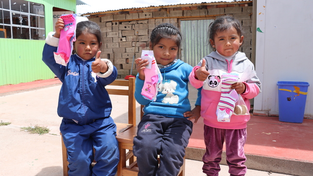 Niños alegres con la entrega de calcetines