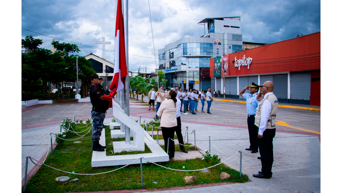 Ceremonia de Izamiento de nuestro Pabellรณn Nacional en la Plaza Mayor de Tarapoto.