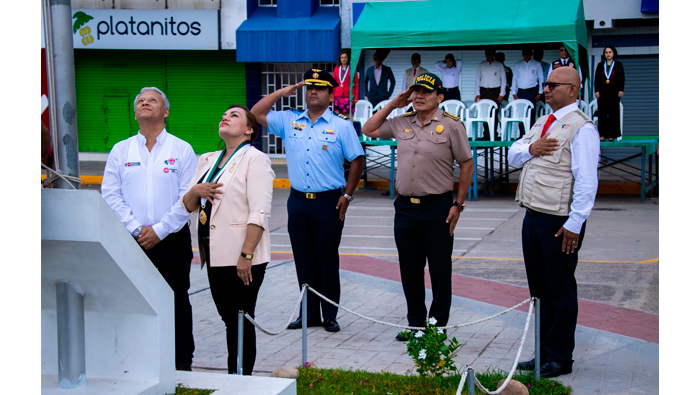 Ceremonia de Izamiento de nuestro Pabellรณn Nacional en la Plaza Mayor de Tarapoto.