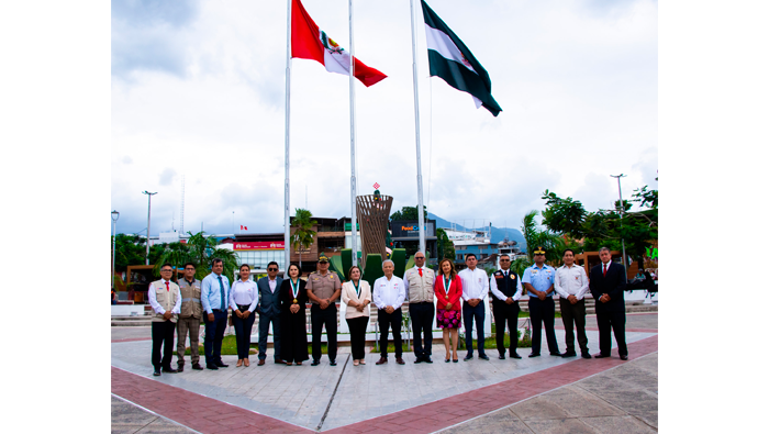 Ceremonia de Izamiento de nuestro Pabellรณn Nacional en la Plaza Mayor de Tarapoto.