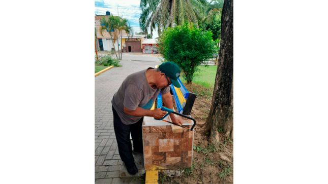 MPSM realiza trabajos de lijado, pintado y mantenimiento de bancas en la plazuela "La Paz" Urb. 09 de Abril.