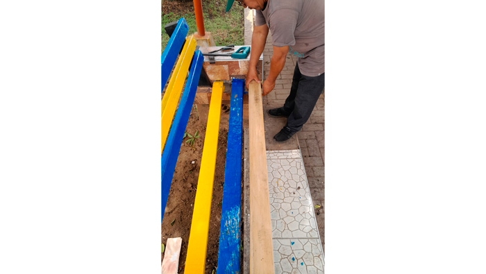 MPSM realiza trabajos de lijado, pintado y mantenimiento de bancas en la plazuela "La Paz" Urb. 09 de Abril.