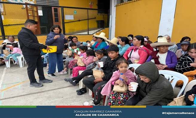 El alcalde provincial de Cajamarca, Joaquin Ramírez Gamarra, sigue recorriendo sectores y centros poblados de la ciudad, llevando momentos de alegría y sonrisas a los más pequeños. 🎉🎈
Estas visitas refuerzan su compromiso con el bienestar y felicidad de los niños cajamarquinos.
