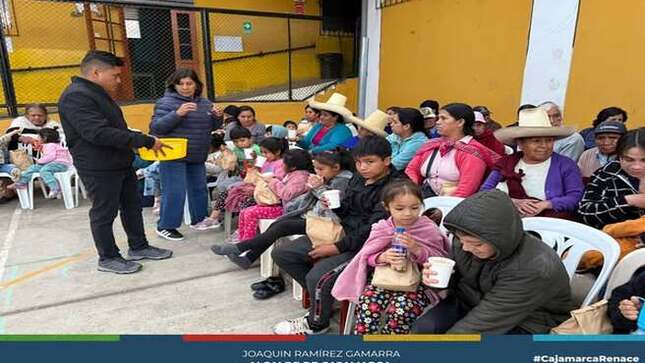 El alcalde provincial de Cajamarca, Joaquin Ramírez Gamarra, sigue recorriendo sectores y centros poblados de la ciudad, llevando momentos de alegría y sonrisas a los más pequeños. 🎉🎈
Estas visitas refuerzan su compromiso con el bienestar y felicidad de los niños cajamarquinos.
