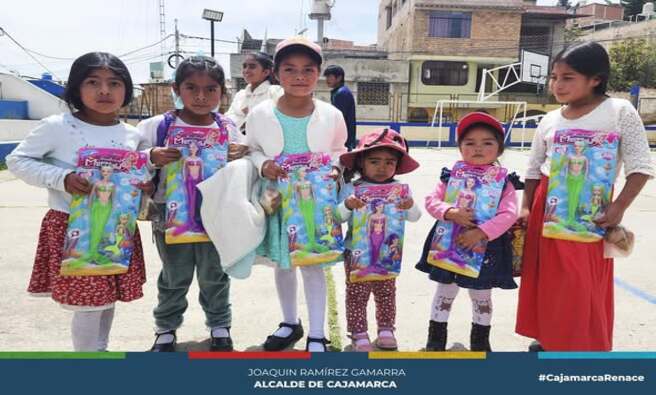 El alcalde provincial de Cajamarca, Joaquin Ramírez Gamarra, sigue recorriendo sectores y centros poblados de la ciudad, llevando momentos de alegría y sonrisas a los más pequeños. 🎉🎈
Estas visitas refuerzan su compromiso con el bienestar y felicidad de los niños cajamarquinos.