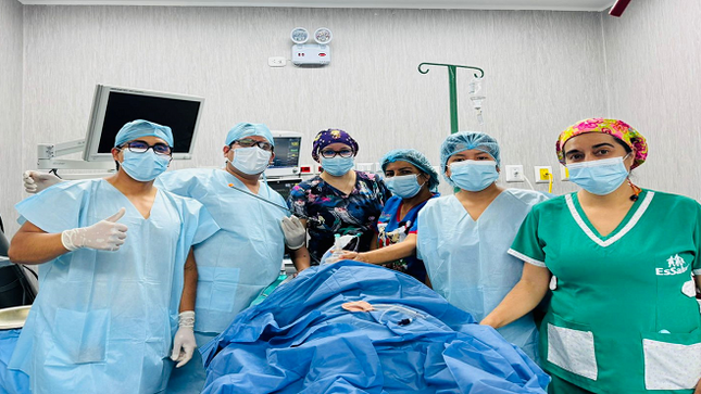 Médicos de EsSalud salvan la vida de dos bebés tras extraer un clavo de olor y un pedazo de plástico alojados en sus vías respiratorias