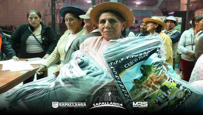 Frazadas y calaminas para afectados por intenass lluvias