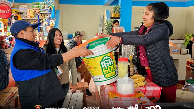 Archivo imagen de la entrega de Recipientes para el adecuado Reciclaje de Residuos Orgánicos