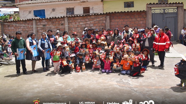 Archivo imagen de entrega de Panetones y Cereales con alto contenido de Hierro para Combatir la Anemia en Paucartambo