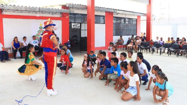 Enosa lleva alegría a los niños del C.P. Fernández en Navidad