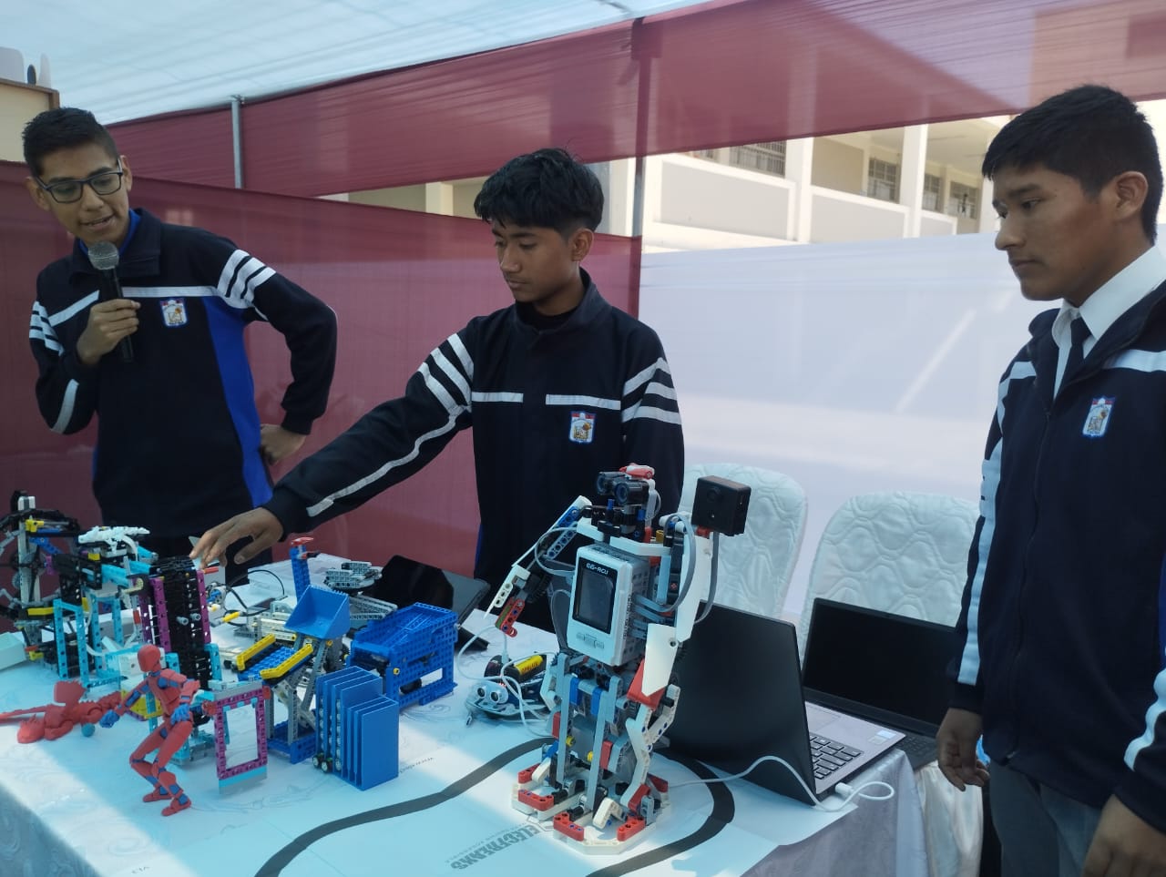 Escolares presentan proyectos innovadores en feria tecnológica