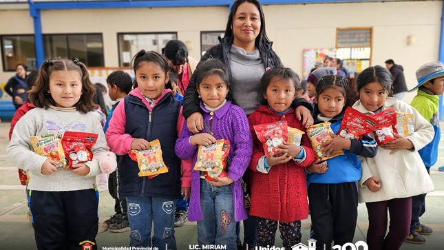 Archivo imagen de entrega Panetones y Cereales con alto contenido en Hierro a los Niños y Niñas de la I. E. I. N.° 270 Niño Mercedario de Paucartambo