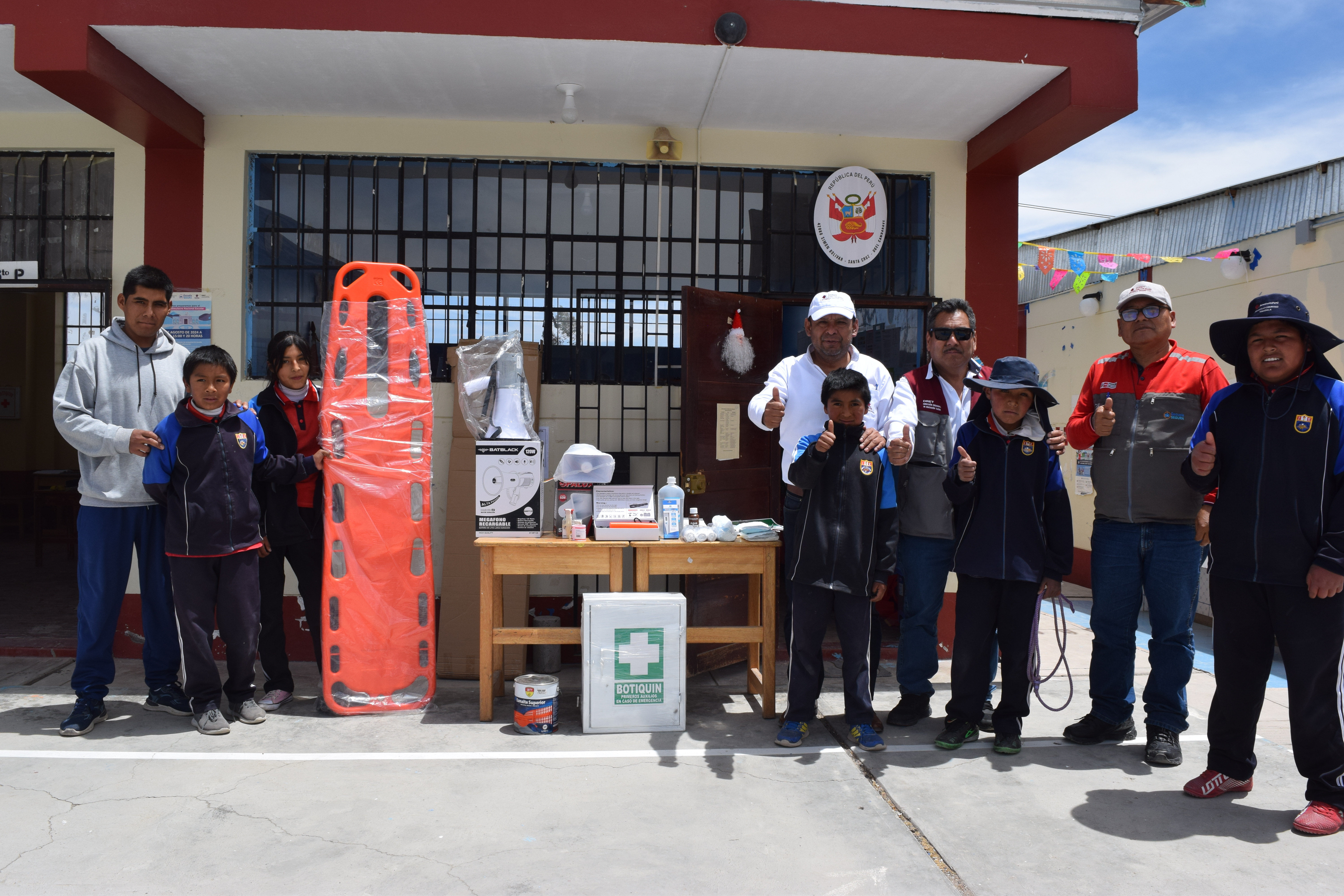 Escuelas rurales de Tacna reciben kits esenciales para emergencias