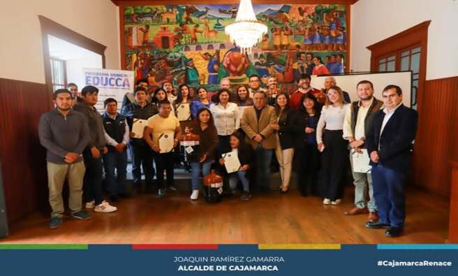 ✅La Gerencia de Desarrollo Ambiental llevó a cabo con éxito la V Reunión de la Comisión Ambiental Municipal (CAM) 2024 en las instalaciones de la Casona Spinach, en cumplimiento de la Ordenanza Municipal N° 856 – CMPC.
✔La sesión fue presidida por la Dra. Julia Guerrero Suárez, presidenta de la CAM, y el Ing. Pedro Injante Silva, gerente de Desarrollo Ambiental y secretario técnico. Además, la mesa principal contó con la participación de la Mg. Liliana Lezama Oribe, responsable del Sistema Local de Gestión Ambiental, y la Ing. Doris Vílchez, representante de la Comisión Ambiental Regional.
✅Durante el evento, se entregaron reconocimientos a las municipalidades distritales de Cajamarca por su compromiso con la gestión ambiental. Asimismo, el promotor ambiental comunitario Uwhe Schalling realizó una exposición destacada sobre el Programa de Pilas Recicladas. En este marco, se hizo entrega de contenedores especiales a los asistentes, con el objetivo de fomentar el reciclaje adecuado de pilas en la ciudad.
✔La V Reunión de la CAM reafirma el compromiso de las autoridades locales y la comunidad en la promoción de buenas prácticas ambientales para el desarrollo sostenible de Cajamarca.