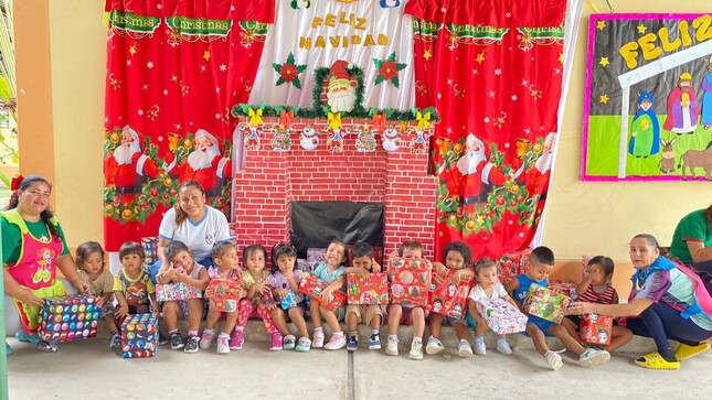 Niños de Educuna posan para una foto navideña.
