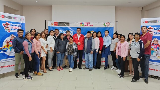 Integrantes de Comités de Compras de Arequipa posan junto al JUT