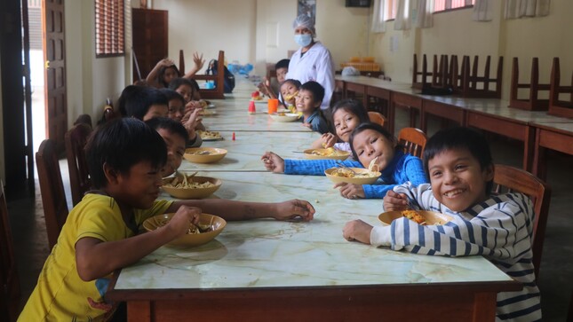 Alumnos consumiendo alimentos