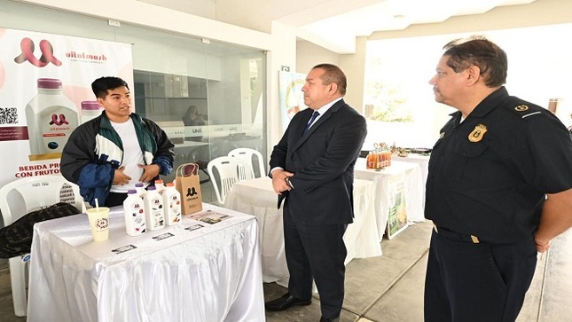 Durante la clausura del ciclo de actividades del programa Emprender Exportando, que se realizó hoy en la ciudad de Chimbote, el Superintendente Nacional de la SUNAT, Victor Mejía, destacó la importancia de los emprendedores como dinamizadores de la economía. 