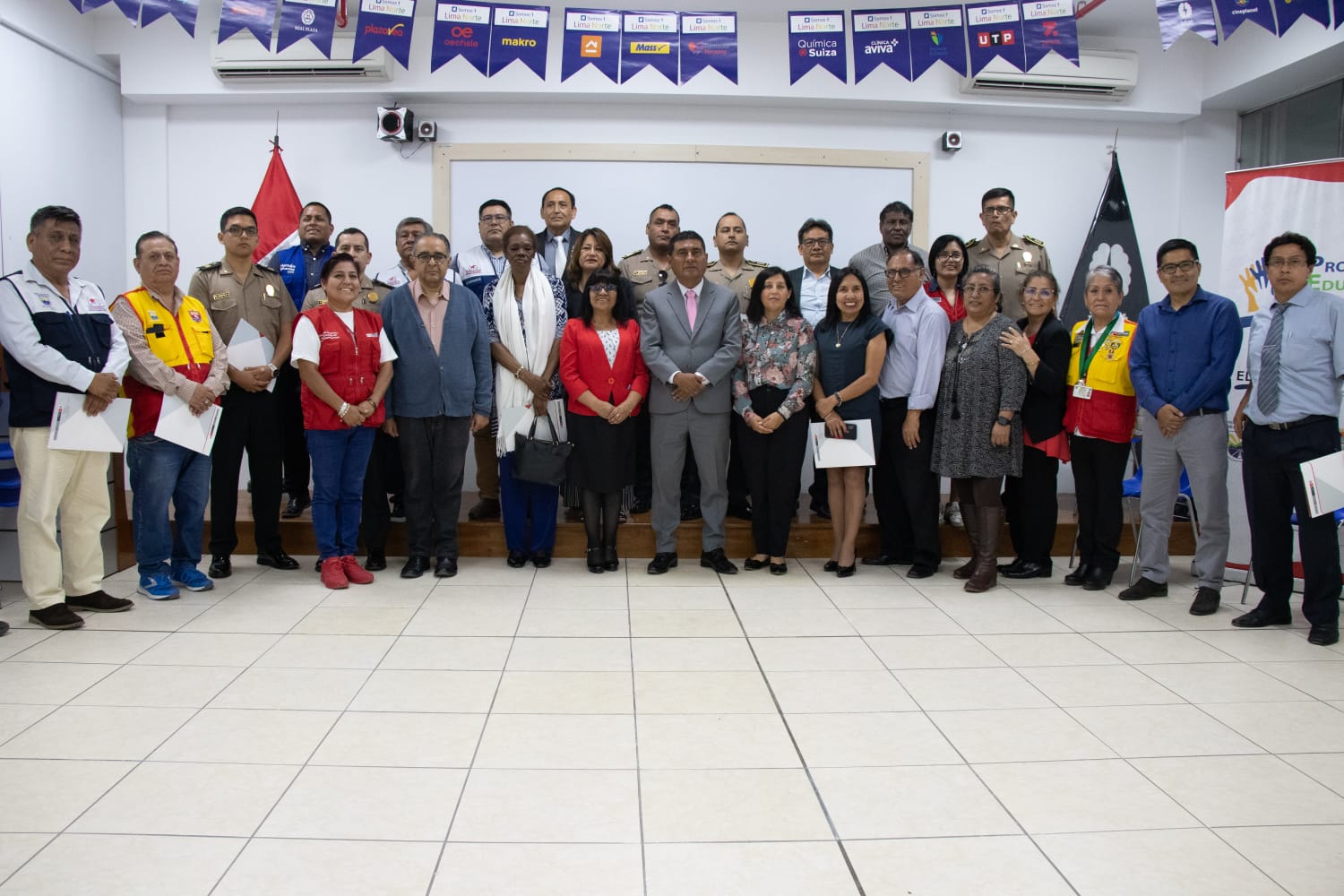 FOTO GENERAL DE AUTORIDADES, FUNCIONARIOS Y SOCIEDAD CIVIL DEL EVENTO