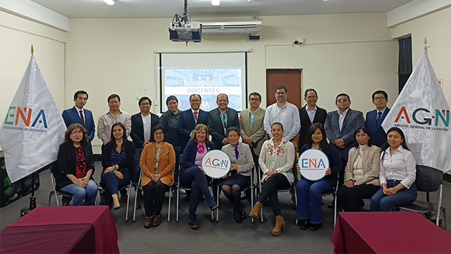 Fotografía grupal entre docentes y personal de la ENA y AGN.
