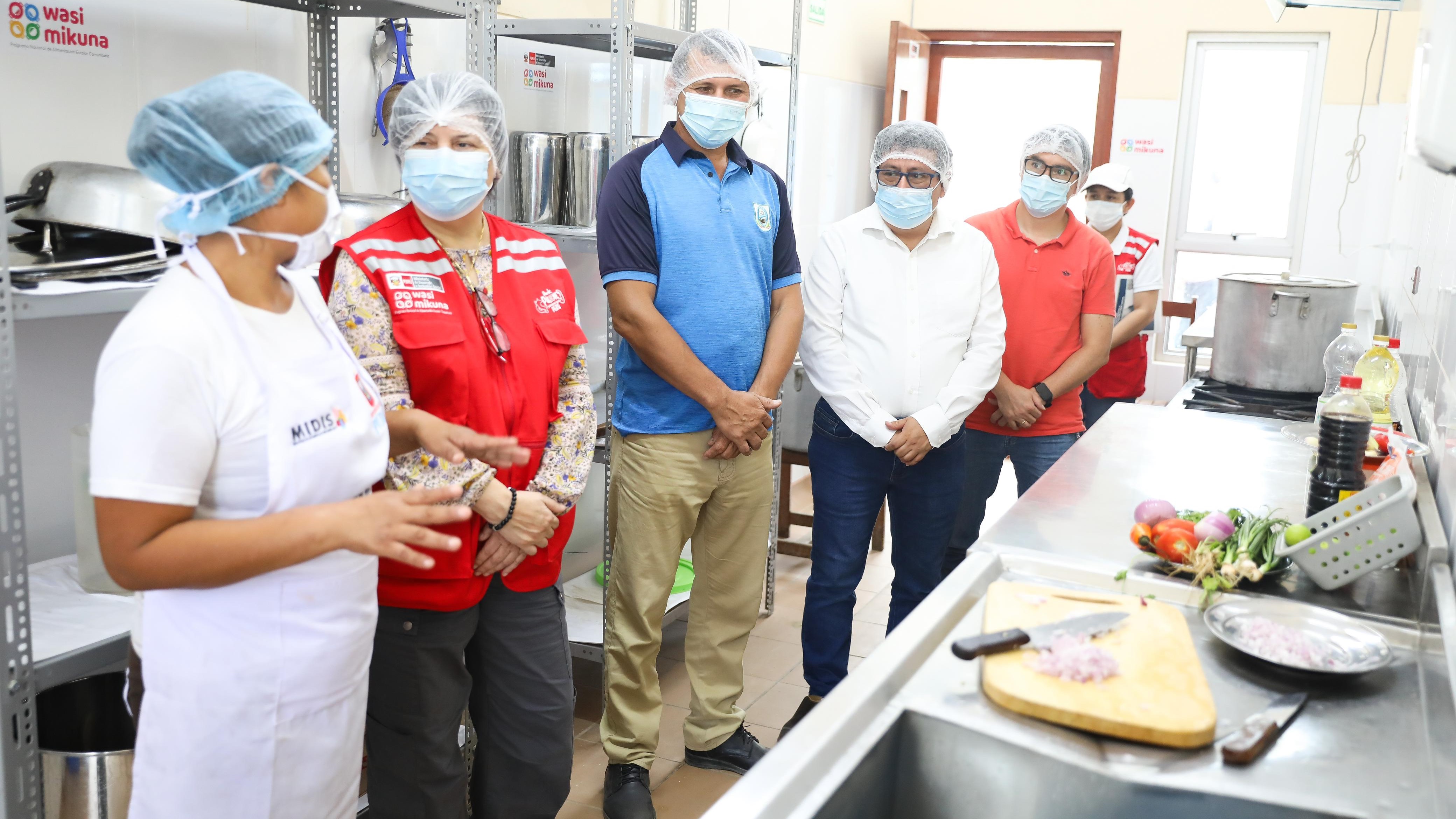 Directora de Wasi Mikuna supervisa cocina