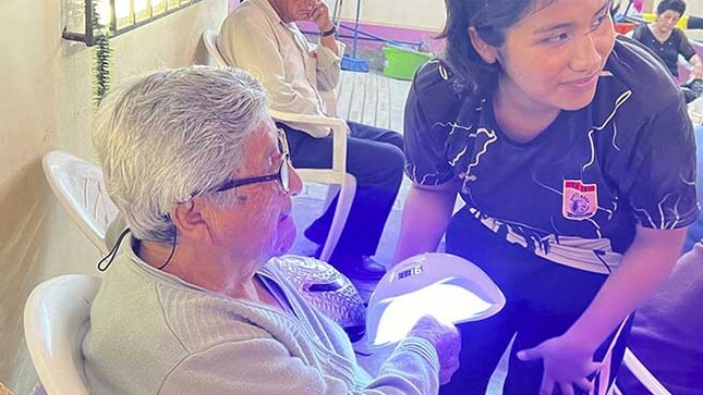Adultos mayores del CIAM  Huarmey recibieron atención en corte de cabello y manicure.