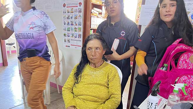 Adultos mayores del CIAM Huarmey recibieron atención en corte de cabello y manicure.
