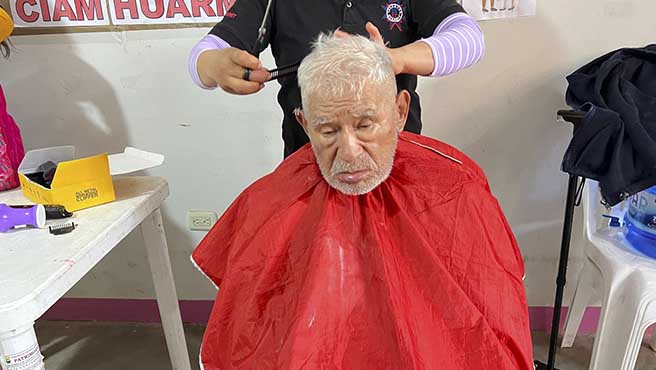 Adultos mayores del CIAM Huarmey recibieron atención en corte de cabello y manicure.