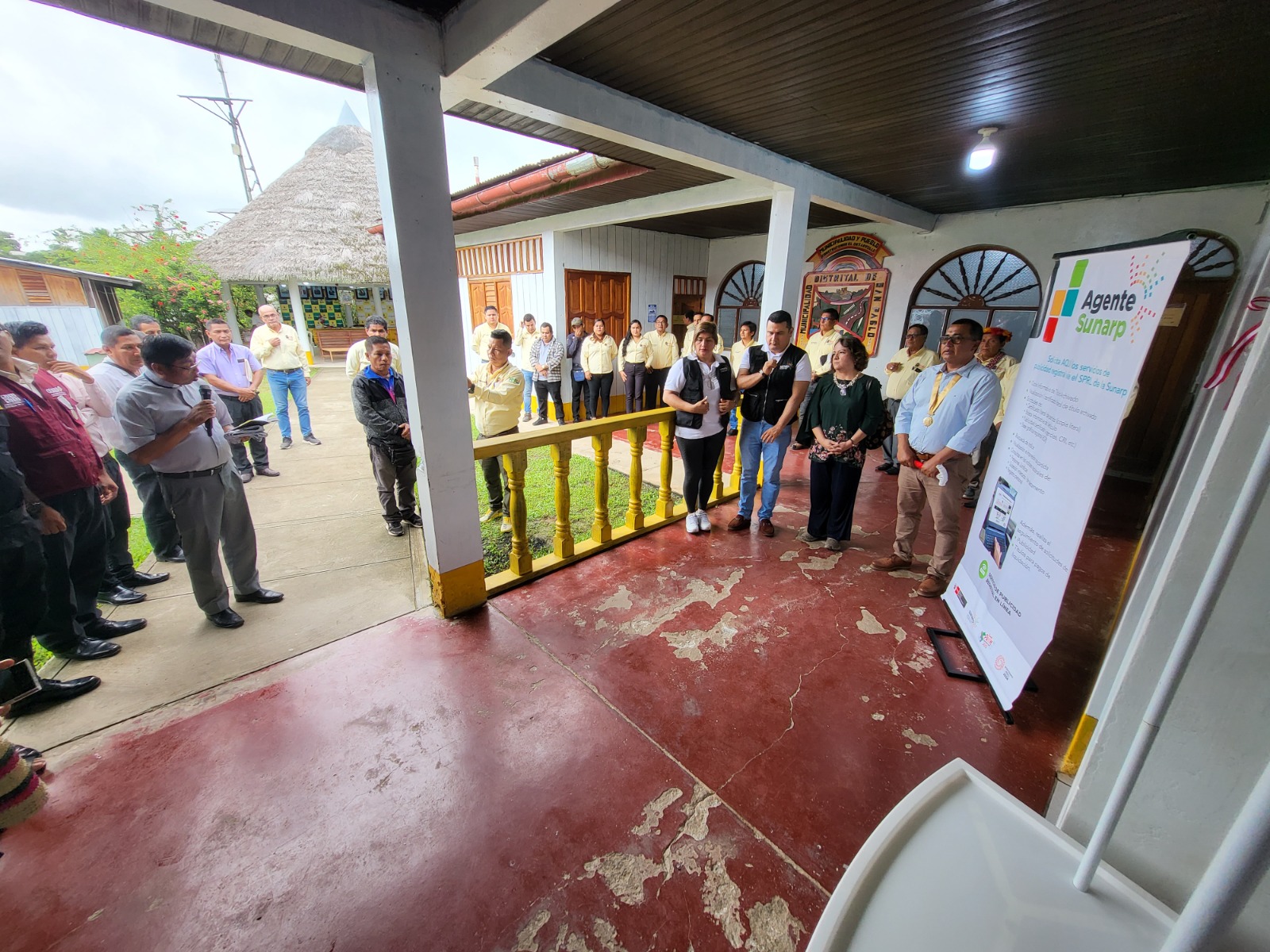 Foto de Servidores de Sunarp y la Municipalidad Distrital de La Yarada pronunciando palabras en la inauguración de Agente Sunarp