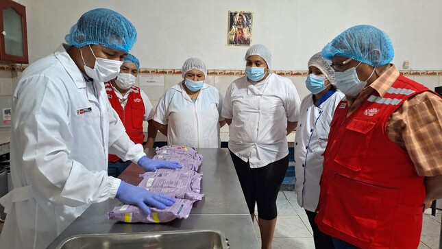 Equipo de Wasi Mikuna supervisa almacén 