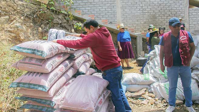 Municipalidad continua con la entrega de bienes a la asociación de productores agropecuarios buenos aires de Cochapeti, ganadoras del PRO C.