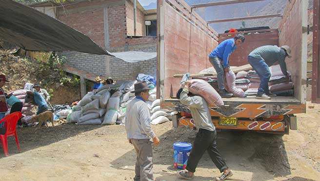 Municipalidad continua con la entrega de bienes a la asociación de productores agropecuarios buenos aires de Cochapeti, ganadoras del PRO C.