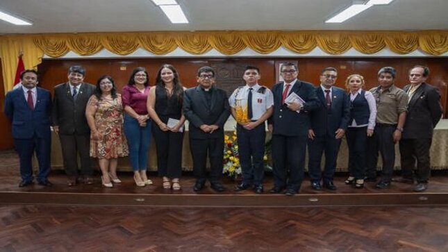 Alumno chanelista presenta su poemario “diluvio de sombras”