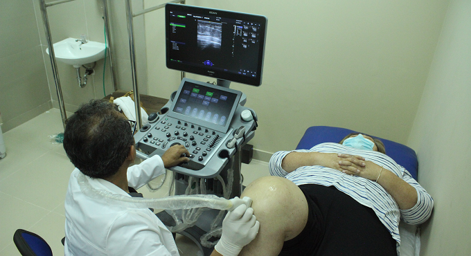 Moderna sala equipada permitirá detectar quistes hepáticos y trastornos prostáticos en el Hospital Marino Molina de EsSalud