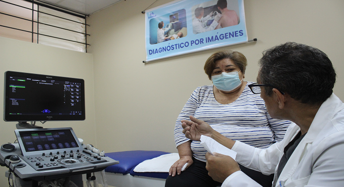 Moderna sala equipada permitirá detectar quistes hepáticos y trastornos prostáticos en el Hospital Marino Molina de EsSalud