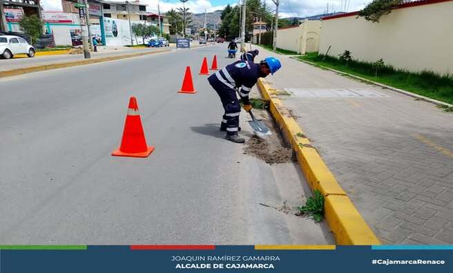 La Municipalidad Provincial de Cajamarca, a través de la Gerencia de Desarrollo Ambiental y la Subgerencia de Gestión Integral de Residuos Sólidos, llevó a cabo esta mañana una exhaustiva limpieza de cunetas en la Av. Hoyos Rubio, hasta el colegio Davy College.
Estas labores buscan mejorar la circulación y seguridad vial, además de mantener una ciudad ordenada y limpia para todos los cajamarquinos.
¡Cajamarca sigue avanzando hacia un entorno más seguro y limpio! 🌿