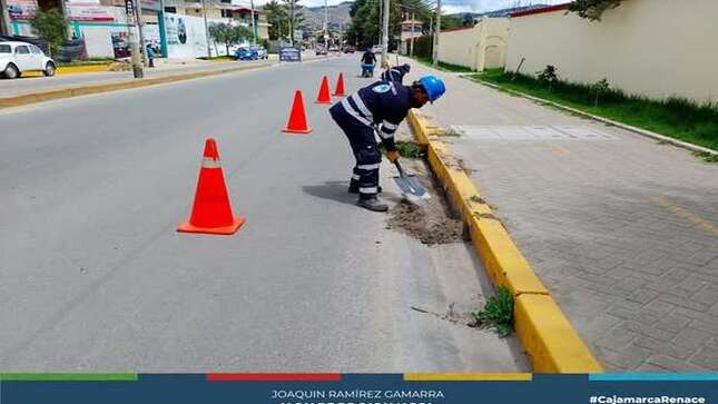 La Municipalidad Provincial de Cajamarca, a través de la Gerencia de Desarrollo Ambiental y la Subgerencia de Gestión Integral de Residuos Sólidos, llevó a cabo esta mañana una exhaustiva limpieza de cunetas en la Av. Hoyos Rubio, hasta el colegio Davy College.
Estas labores buscan mejorar la circulación y seguridad vial, además de mantener una ciudad ordenada y limpia para todos los cajamarquinos.
¡Cajamarca sigue avanzando hacia un entorno más seguro y limpio! 🌿